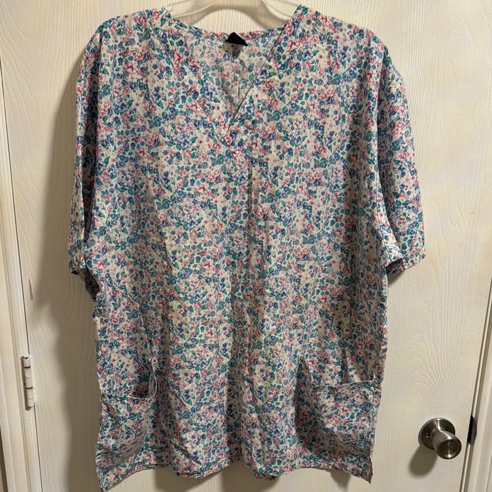 Barco Uniforms Women’s Scrub Top XXL Floral Pattern‎ Front Pockets Short Sleeve